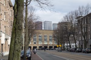 stadsbeeld met architectuur Nieuwe Haagse School en hedendaagse woontorens