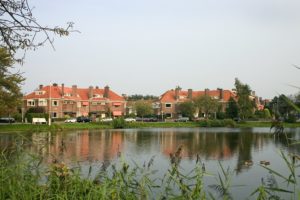 nieuwe haagse school woningen aan het water in Marlot