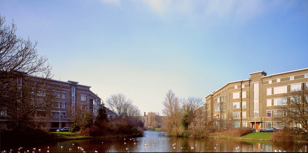 Daltoncollege en woningen in architectuurstijl Nieuwe Haagse School