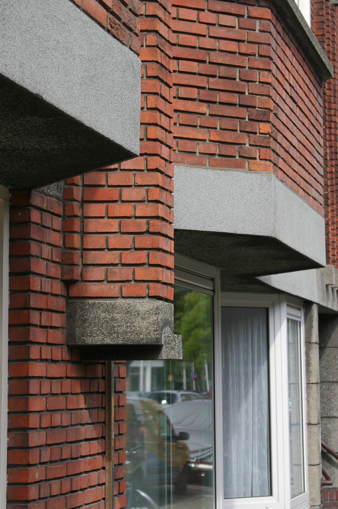 gevel detail met baksteen en beton Nieuwe Haagse School