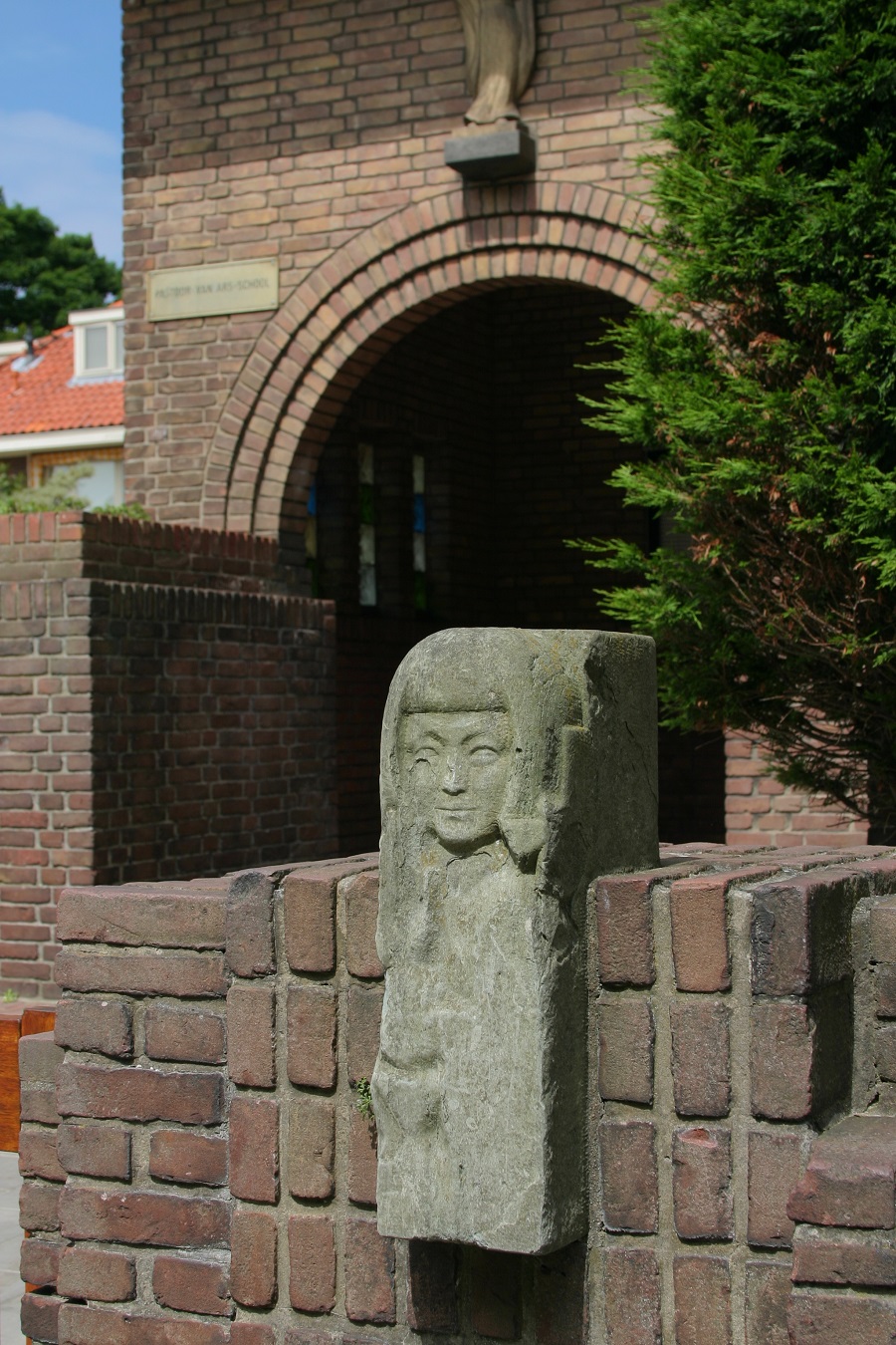 beeldhouwwerk de Pastoor Van Arsschool vogelwijk