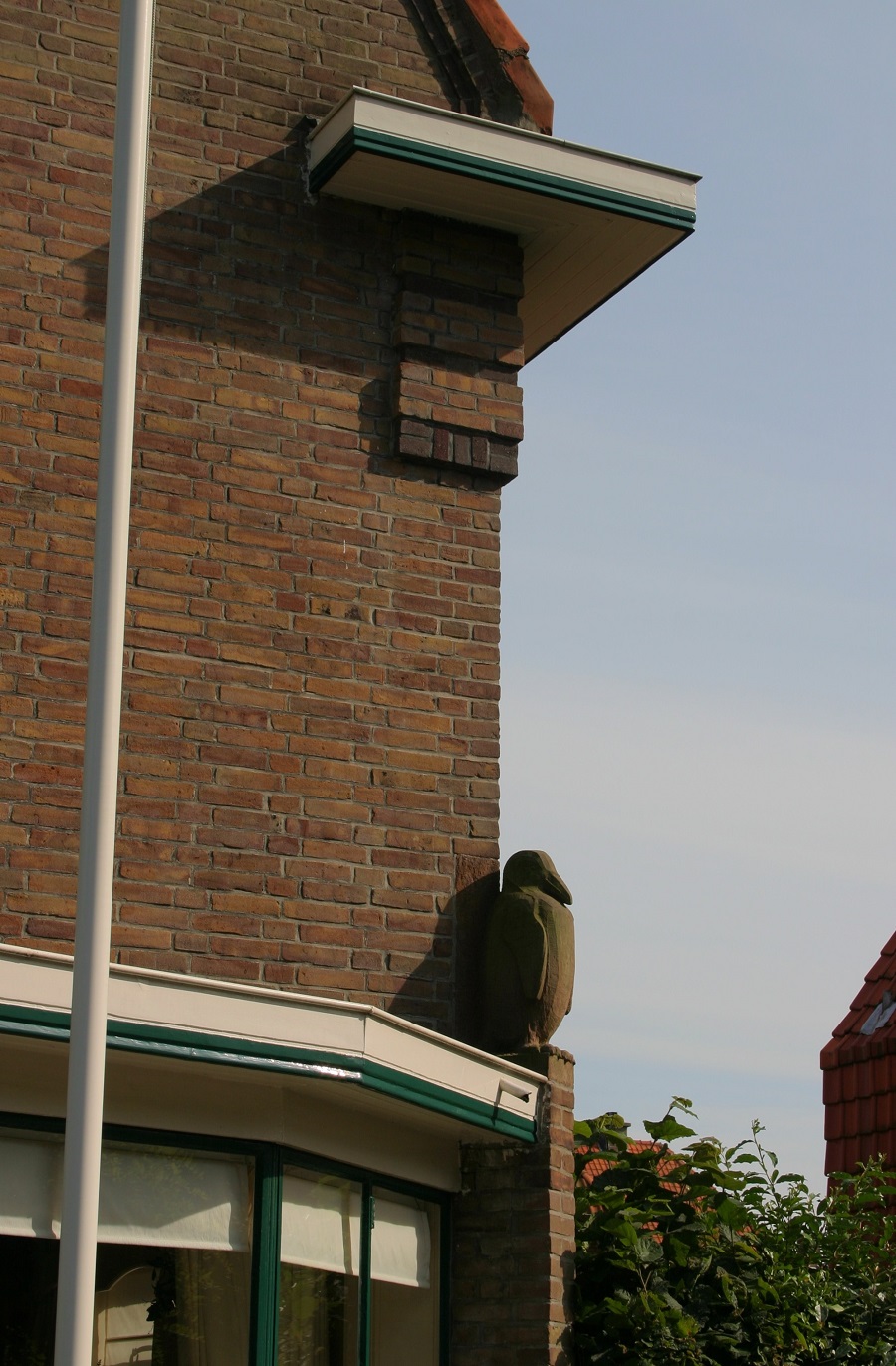 detail nieuwe haagse school architectuur met beeld